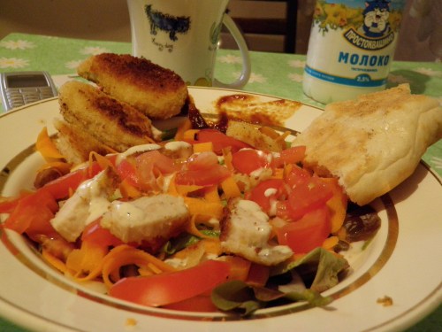 greens, onion, tomato, carrot, sliced chicken, and a drizzle of dressing. plus 2 extra tenders and bbq sace (from home)